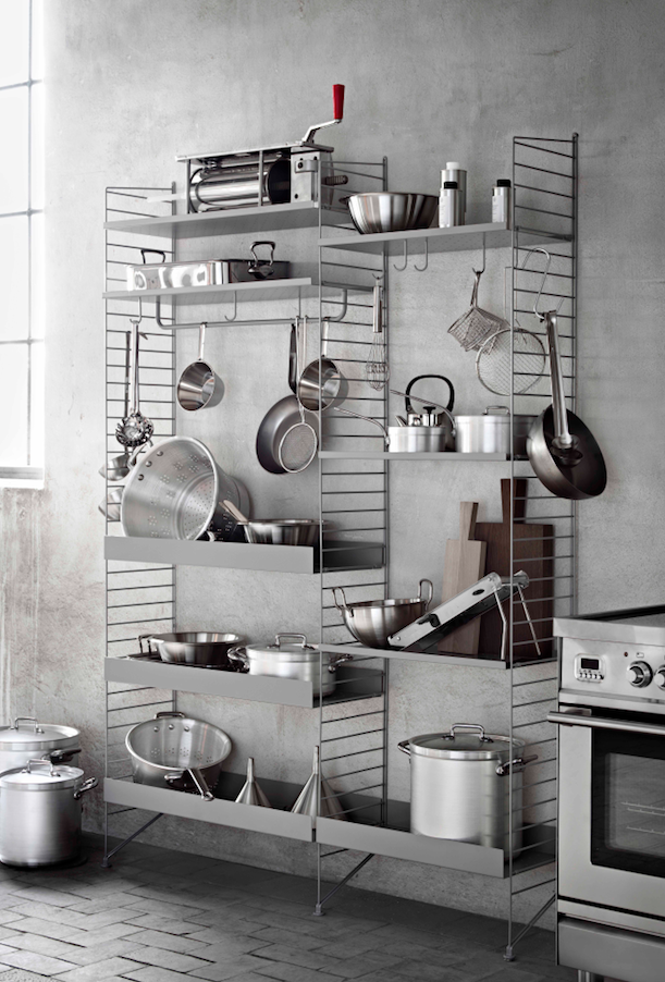 String system in metallo grigio . Ripiani con bordo alto e basso